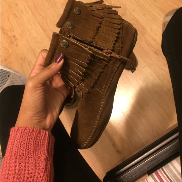 Minnetonka fringe booties - Picture 2 of 3